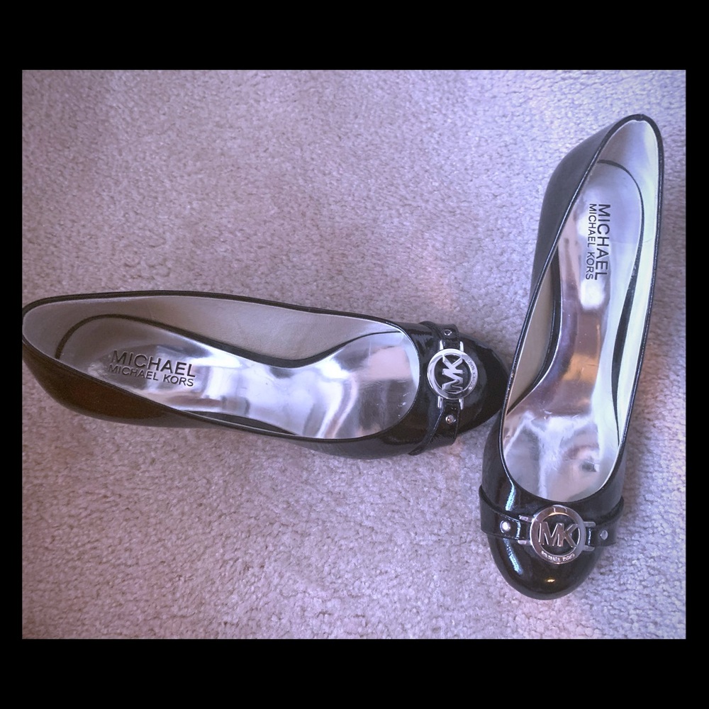 MICHAEL KORS black patent shiny logo heels